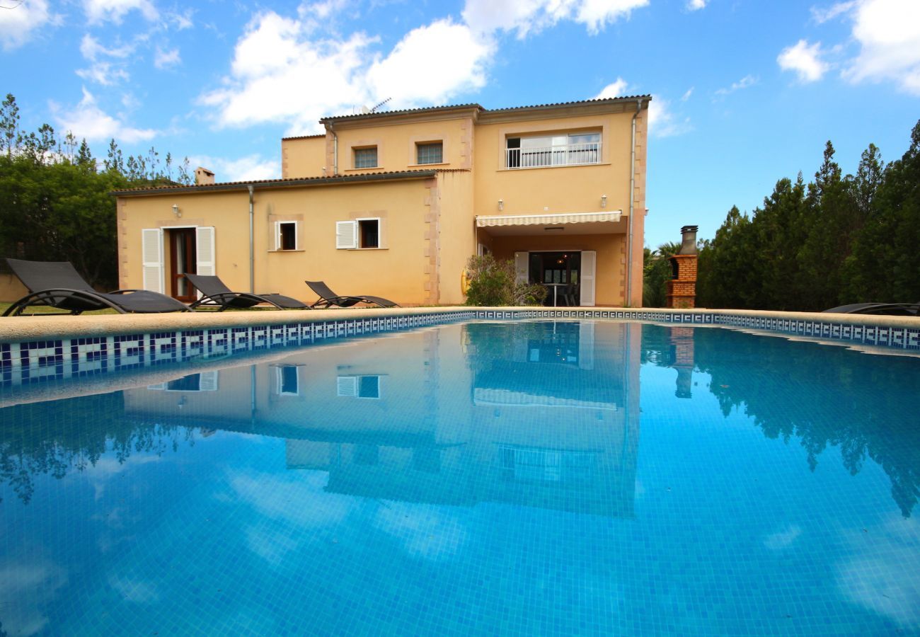 Villa with pool for 8 people in Sa Pobla, Mallorca. Villa with views to the mountain, garden and pool for 8 people in Sa Pobla, Mallorca. 4 bedrooms, perfect for families.