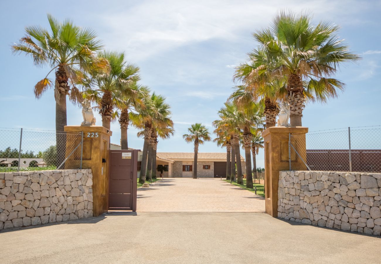 Villa with pool for 8 people in Sa Pobla, Mallorca. 3 double bedrooms, 2 bathrooms, large private pool, nice barbecue area, children's playground, free wifi-high-speed internet