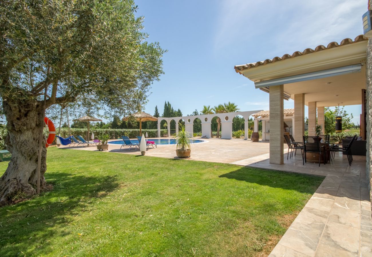 Villa with pool for 8 people in Sa Pobla, Mallorca. 3 double bedrooms, 2 bathrooms, large private pool, nice barbecue area, children's playground, free wifi-high-speed internet