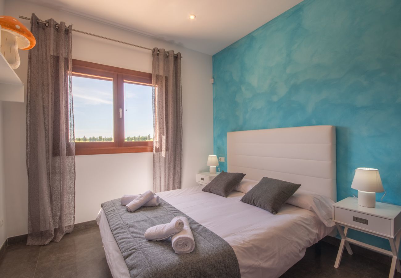 Villa with pool for 8 people in Sa Pobla, Mallorca. 3 double bedrooms, 2 bathrooms, large private pool, nice barbecue area, children's playground, free wifi-high-speed internet