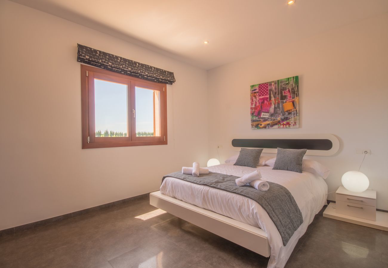 Villa with pool for 8 people in Sa Pobla, Mallorca. 3 double bedrooms, 2 bathrooms, large private pool, nice barbecue area, children's playground, free wifi-high-speed internet