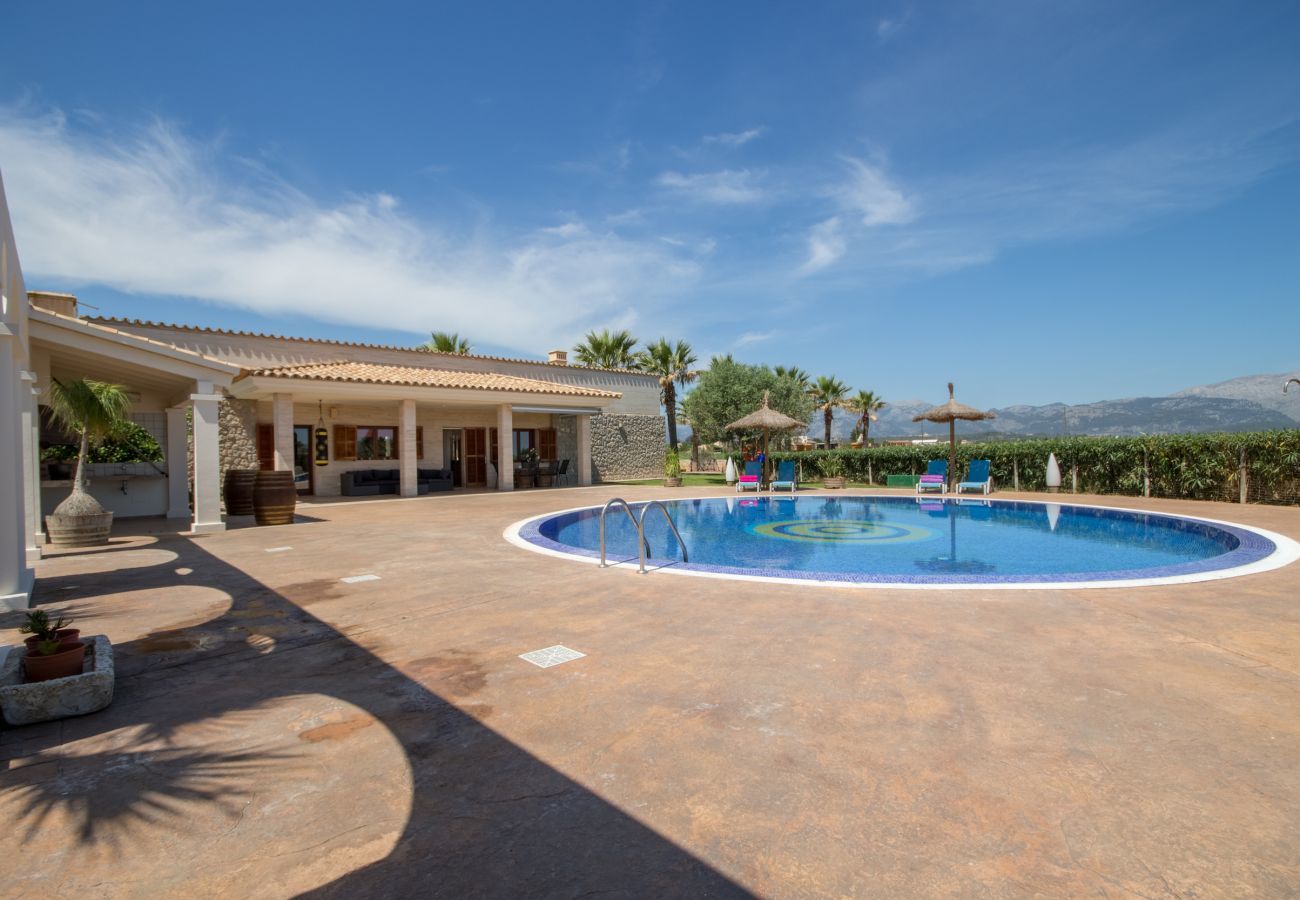 Villa with pool for 8 people in Sa Pobla, Mallorca. 3 double bedrooms, 2 bathrooms, large private pool, nice barbecue area, children's playground, free wifi-high-speed internet