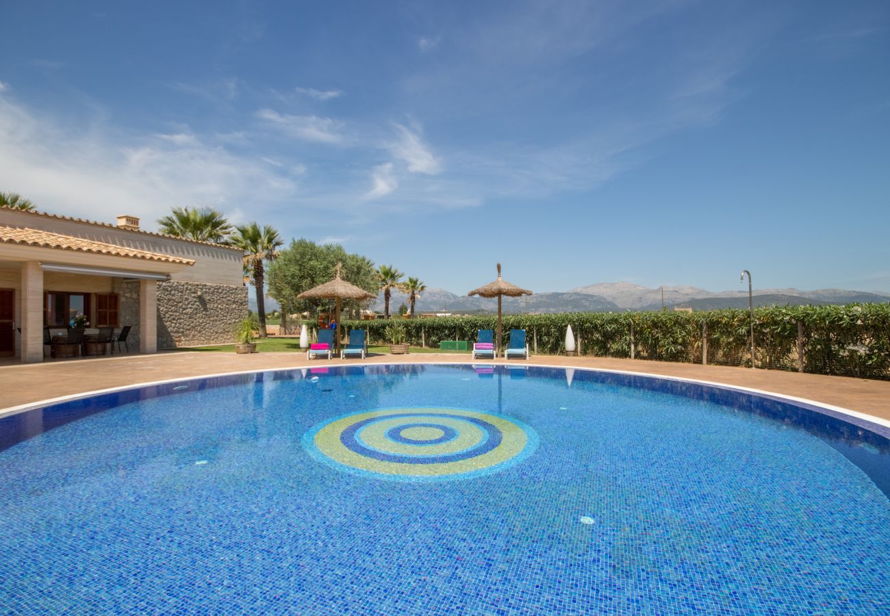 Villa with pool for 8 people in Sa Pobla, Mallorca. 3 double bedrooms, 2 bathrooms, large private pool, nice barbecue area, children's playground, free wifi-high-speed internet
