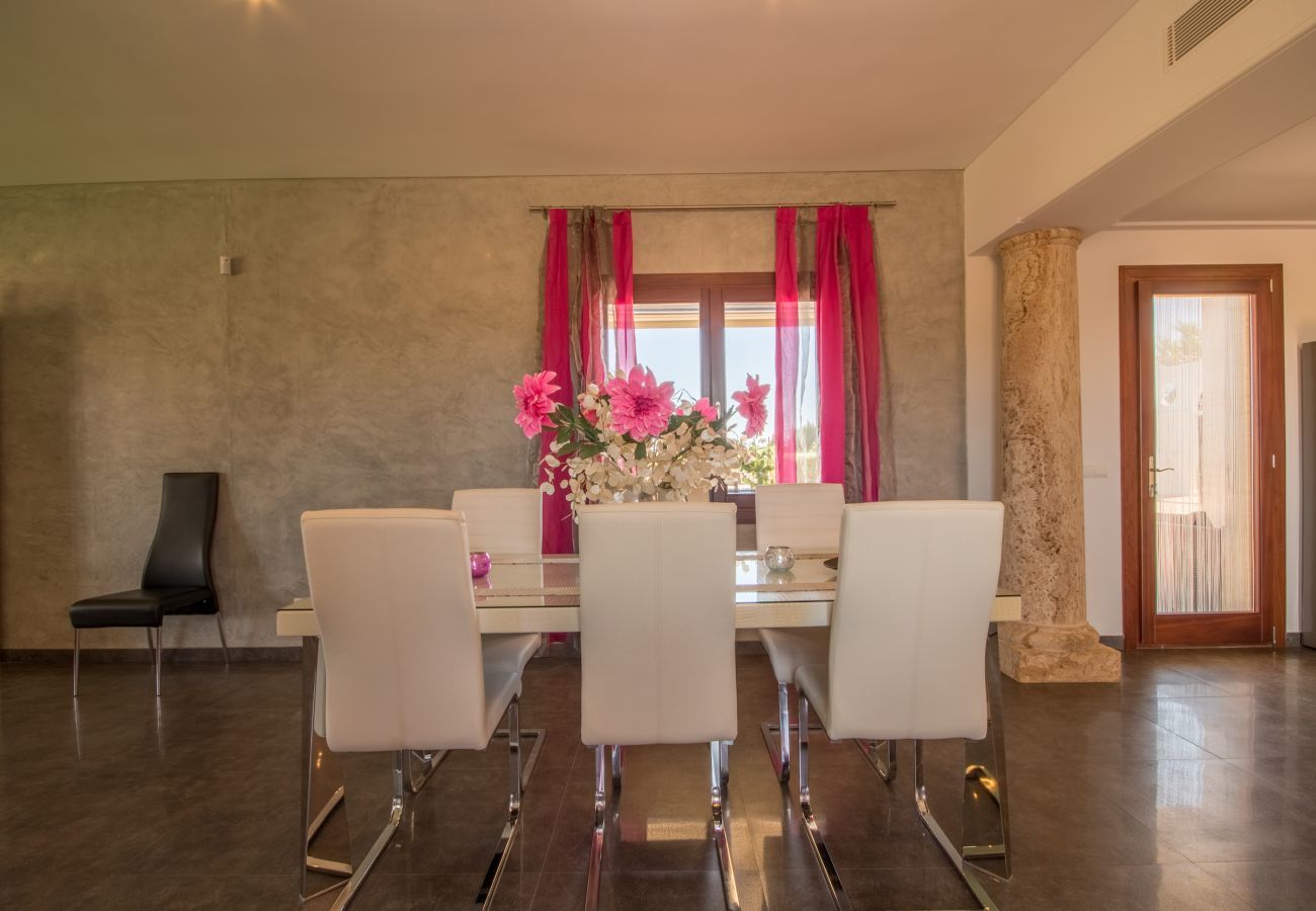 Villa with pool for 8 people in Sa Pobla, Mallorca. 3 double bedrooms, 2 bathrooms, large private pool, nice barbecue area, children's playground, free wifi-high-speed internet