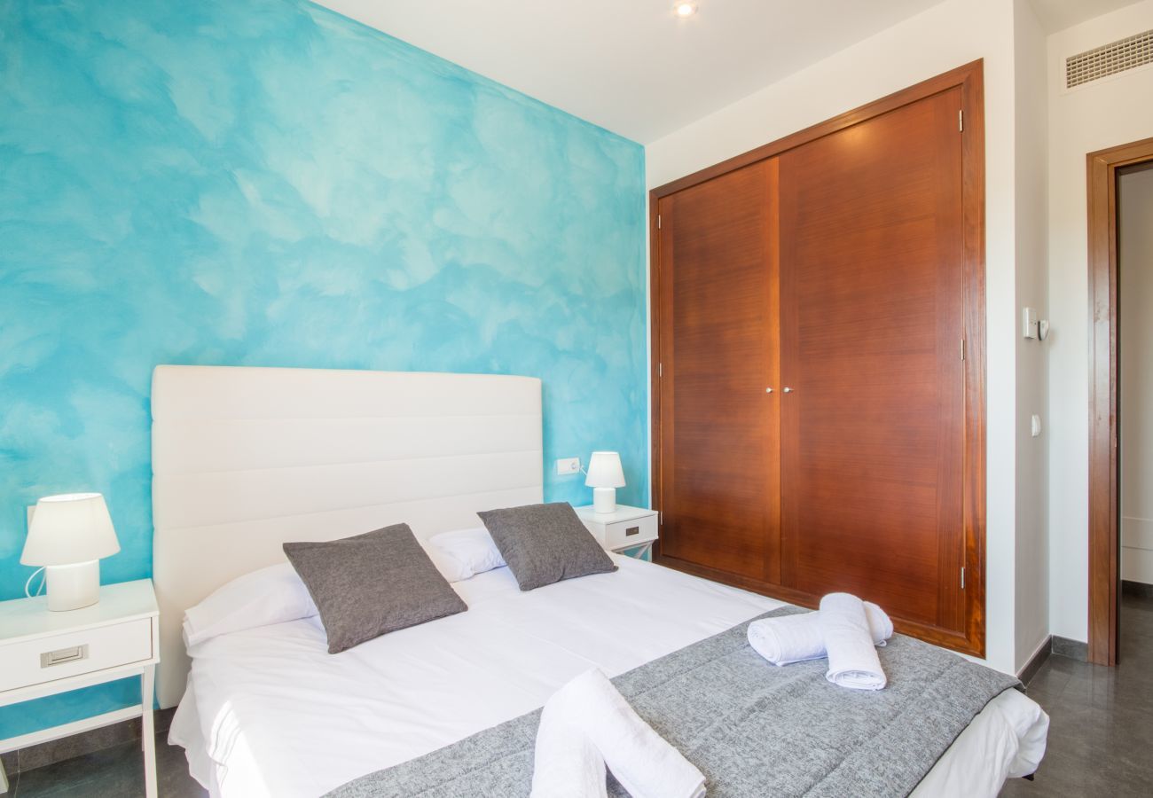 Villa with pool for 8 people in Sa Pobla, Mallorca. 3 double bedrooms, 2 bathrooms, large private pool, nice barbecue area, children's playground, free wifi-high-speed internet