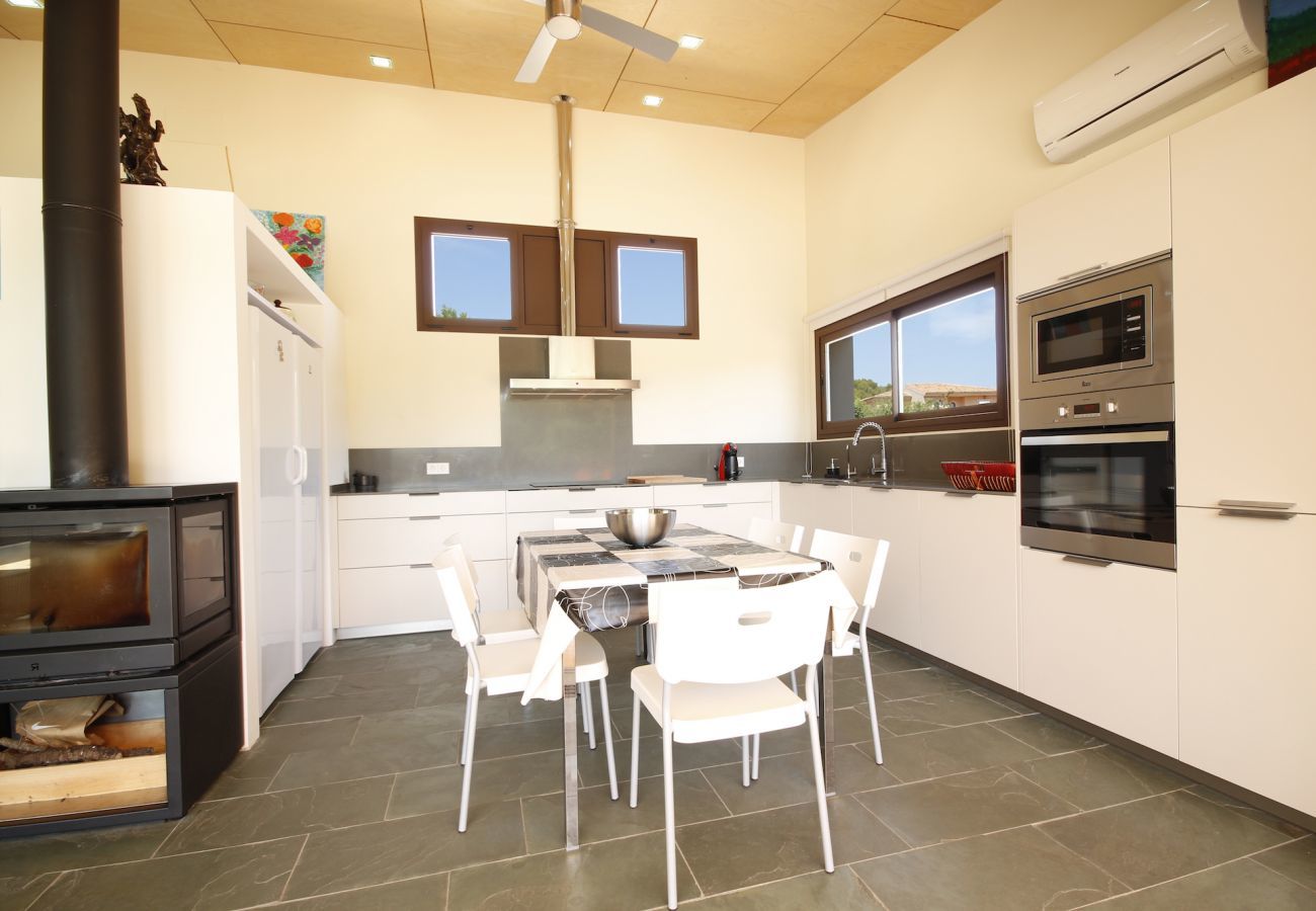 House with pool for 6 people in Sa Pobla, Mallorca. 3 double bedroom, 3 bathroom, AC, fireplace, private pool, garden, free internet.