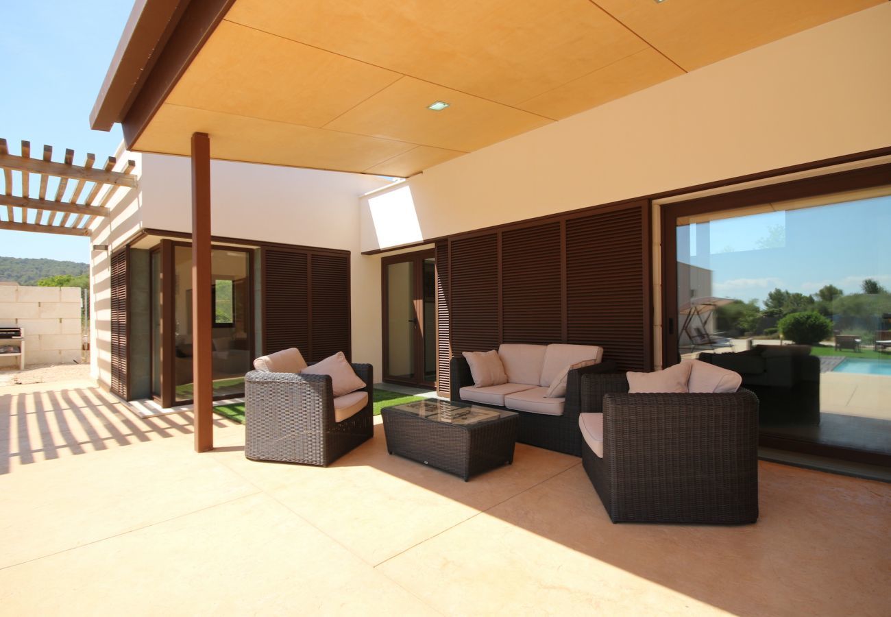 House with pool for 6 people in Sa Pobla, Mallorca. 3 double bedroom, 3 bathroom, AC, fireplace, private pool, garden, free internet.