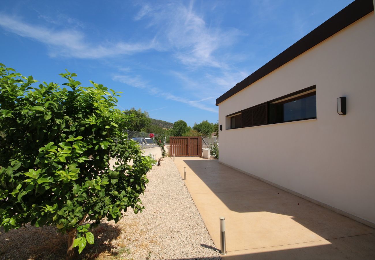 House with pool for 6 people in Sa Pobla, Mallorca. 3 double bedroom, 3 bathroom, AC, fireplace, private pool, garden, free internet.