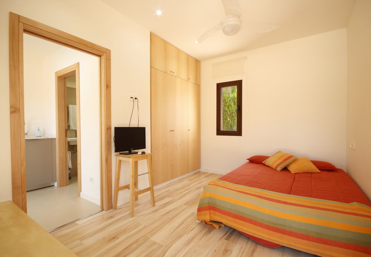 House with pool for 6 people in Sa Pobla, Mallorca. 3 double bedroom, 3 bathroom, AC, fireplace, private pool, garden, free internet.