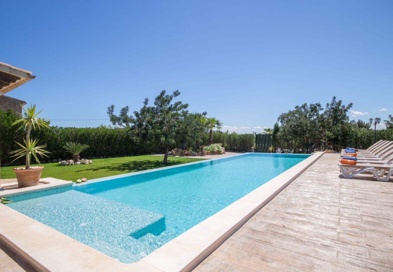 5 double bedrooms, 4 bathrooms, private pool, garden with table tennis, BBQ and a relax factor.