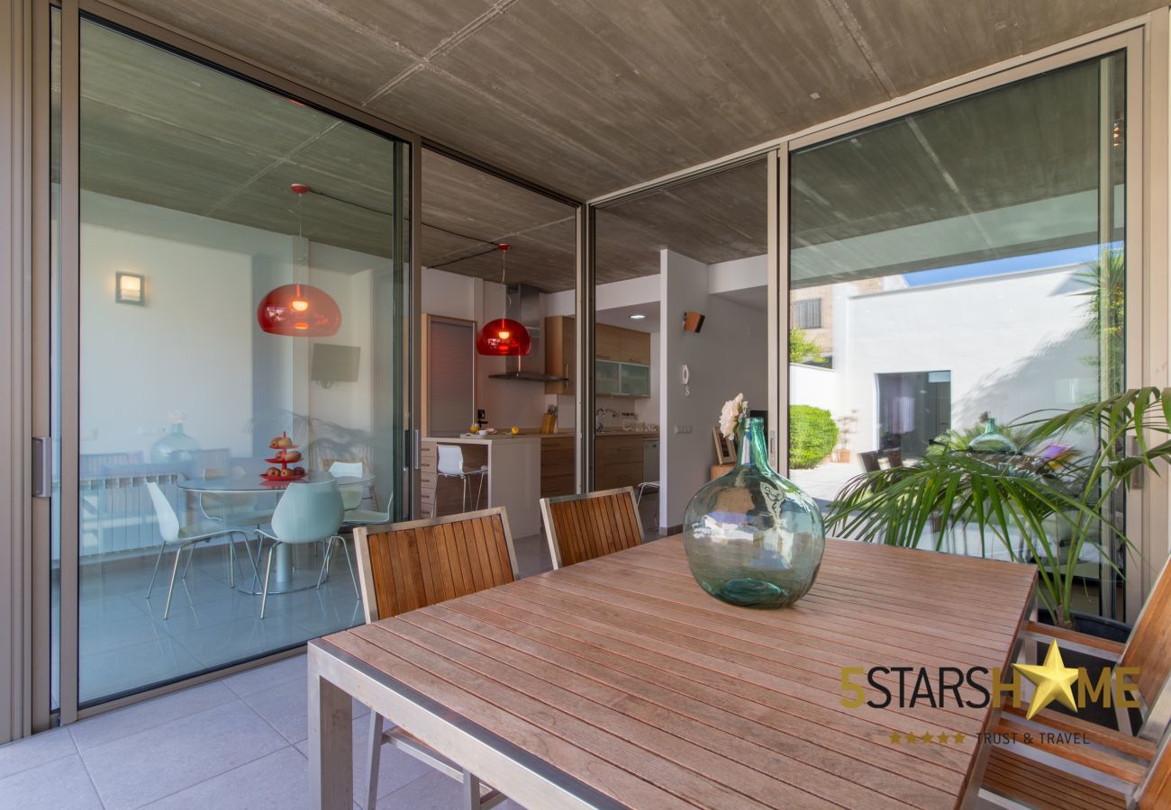  3 DBR, 1 children's room, 3 bathrooms, WIFI,  garden with BBQ and roof terrace.