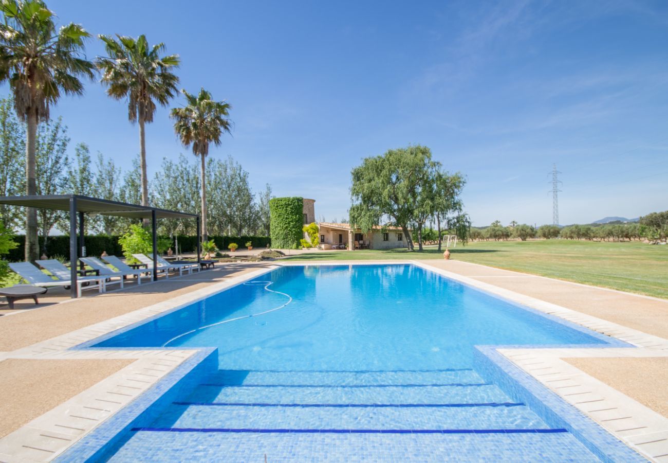 Rural house with pool for 15 people in Búger, Mallorca. 7 DBR, 5 BR (3 en suite), 1 Guest-WC, Wifi, sauna, pool, soccer field, golf course and idyllic outdoor area.