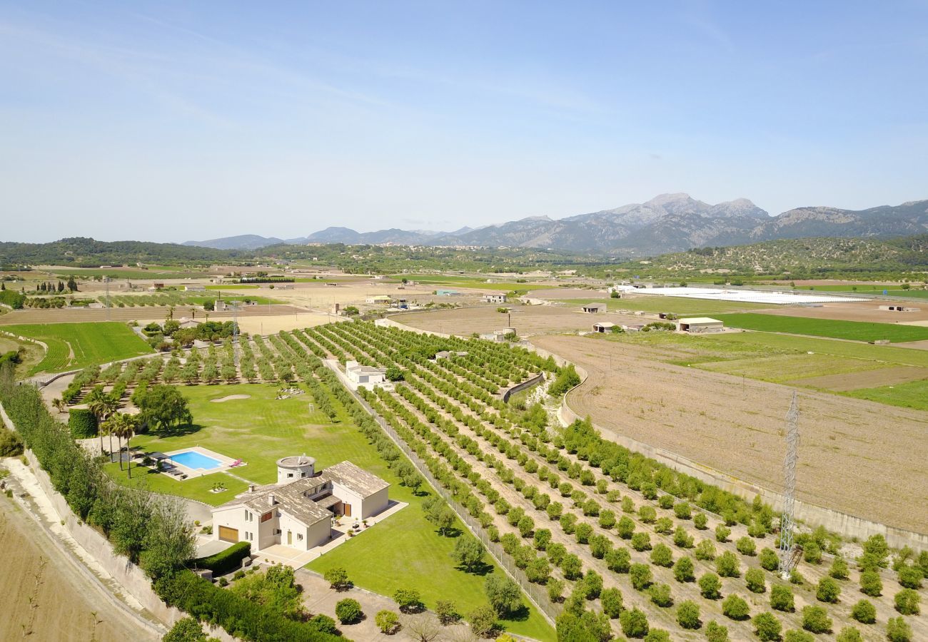 Rural house with pool for 15 people in Búger, Mallorca. 7 DBR, 5 BR (3 en suite), 1 Guest-WC, Wifi, sauna, pool, soccer field, golf course and idyllic outdoor area.