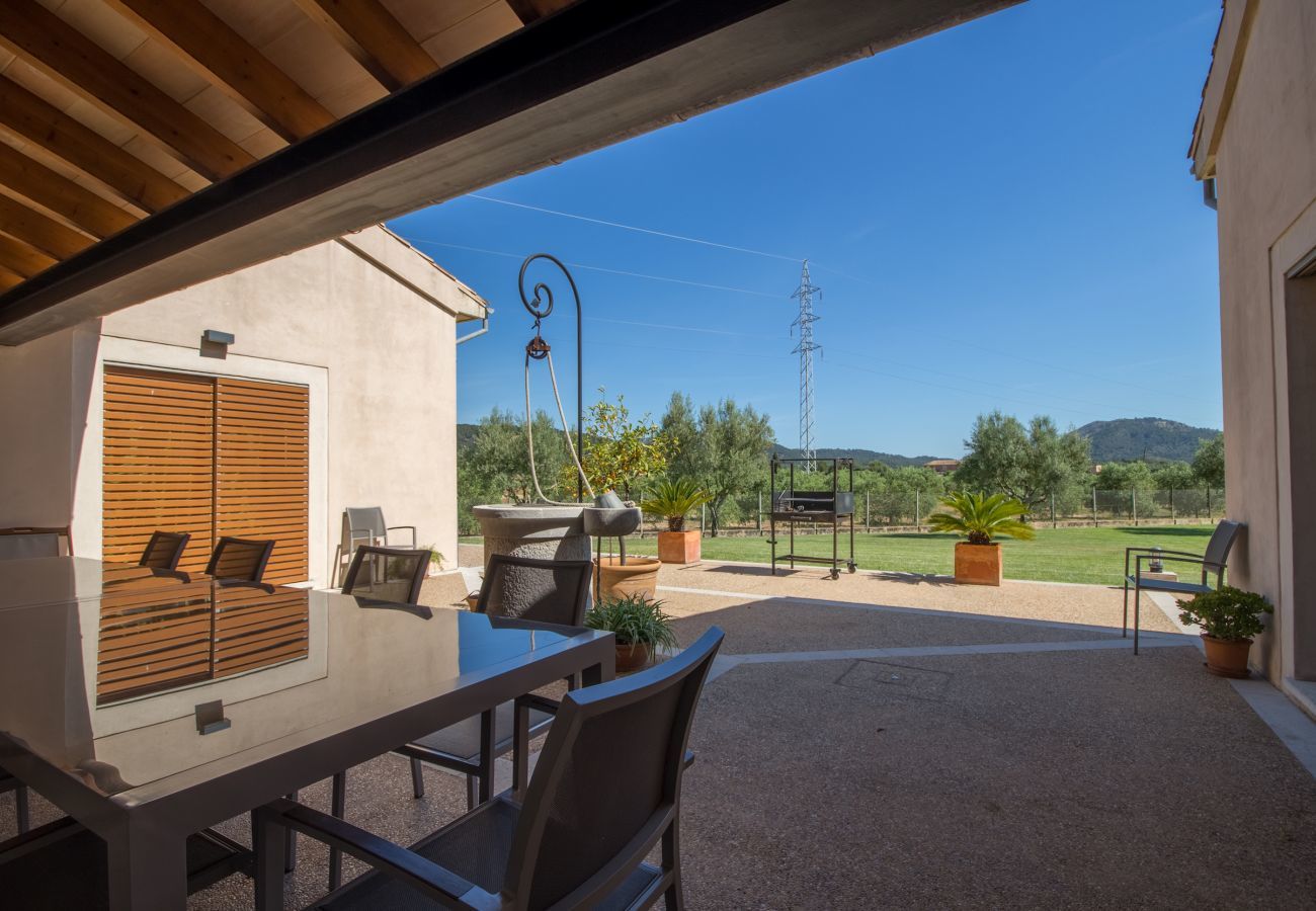 Rural house with pool for 15 people in Búger, Mallorca. 7 DBR, 5 BR (3 en suite), 1 Guest-WC, Wifi, sauna, pool, soccer field, golf course and idyllic outdoor area.