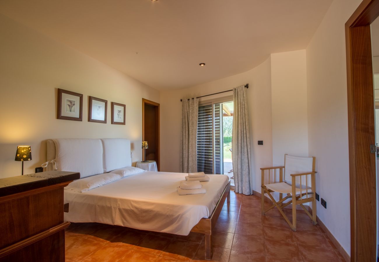 Rural house with pool for 15 people in Búger, Mallorca. 7 DBR, 5 BR (3 en suite), 1 Guest-WC, Wifi, sauna, pool, soccer field, golf course and idyllic outdoor area.