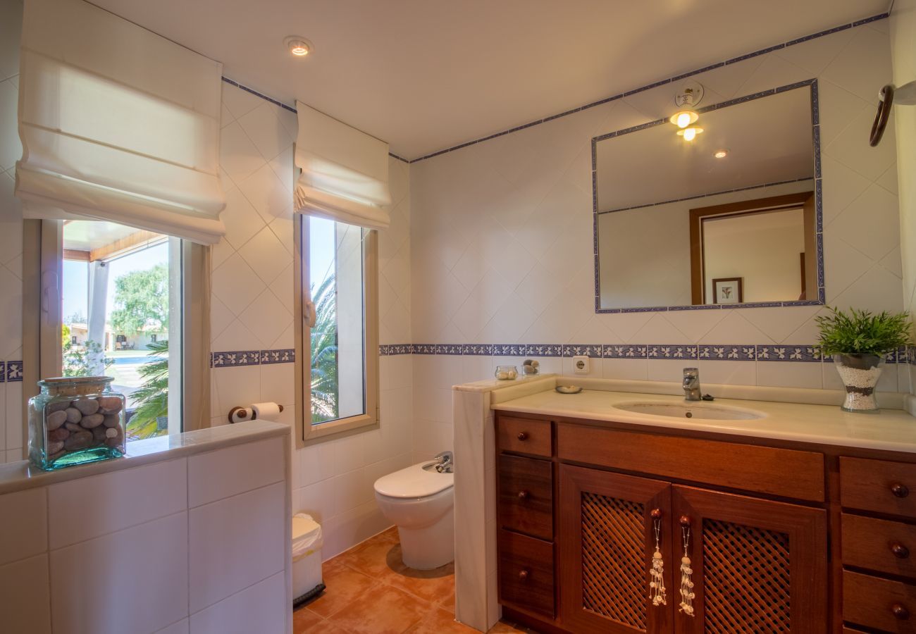 Rural house with pool for 15 people in Búger, Mallorca. 7 DBR, 5 BR (3 en suite), 1 Guest-WC, Wifi, sauna, pool, soccer field, golf course and idyllic outdoor area.