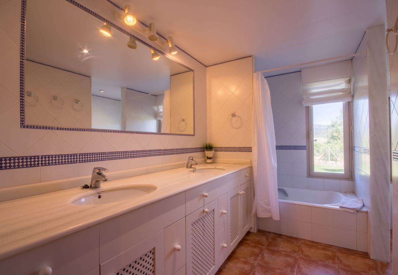 Rural house with pool for 15 people in Búger, Mallorca. 7 habitaciones dobles, 5 baños (3 en suite), 1 aseo, Wifi, sauna, piscina, campo de fútbol, campo de golf.