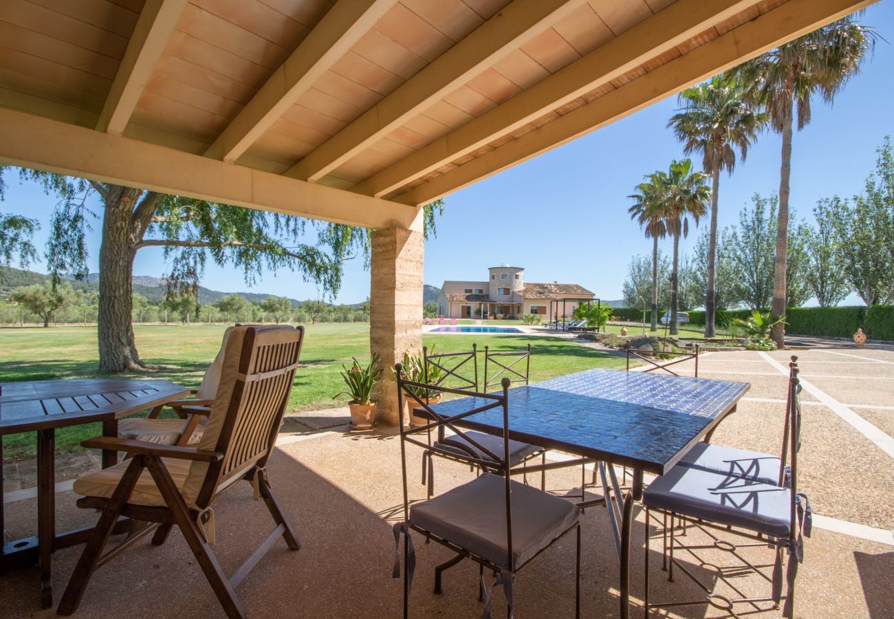 Rural house with pool for 15 people in Búger, Mallorca. 7 DBR, 5 BR (3 en suite), 1 Guest-WC, Wifi, sauna, pool, soccer field, golf course and idyllic outdoor area.