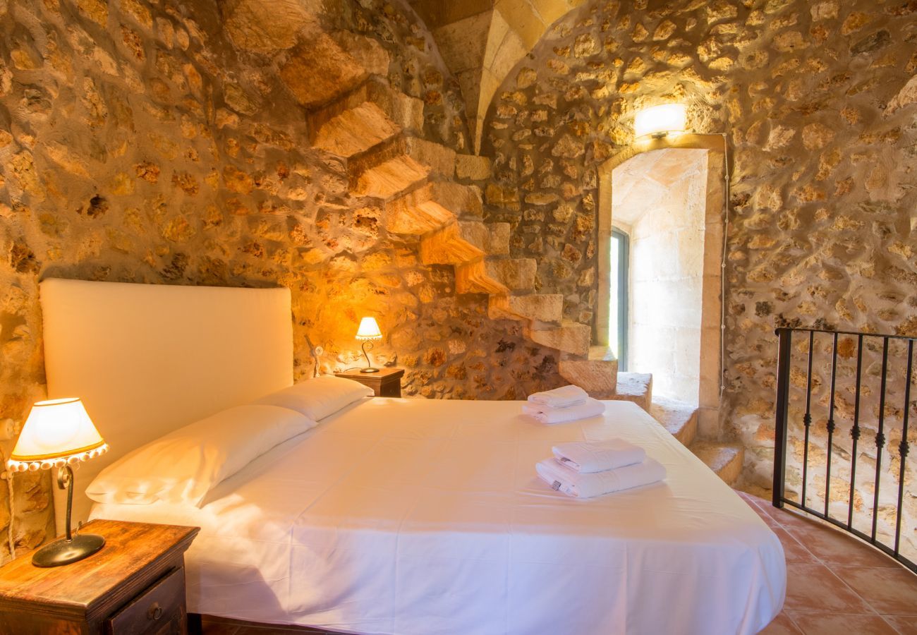 Rural house with pool for 15 people in Búger, Mallorca. 7 DBR, 5 BR (3 en suite), 1 Guest-WC, Wifi, sauna, pool, soccer field, golf course and idyllic outdoor area.