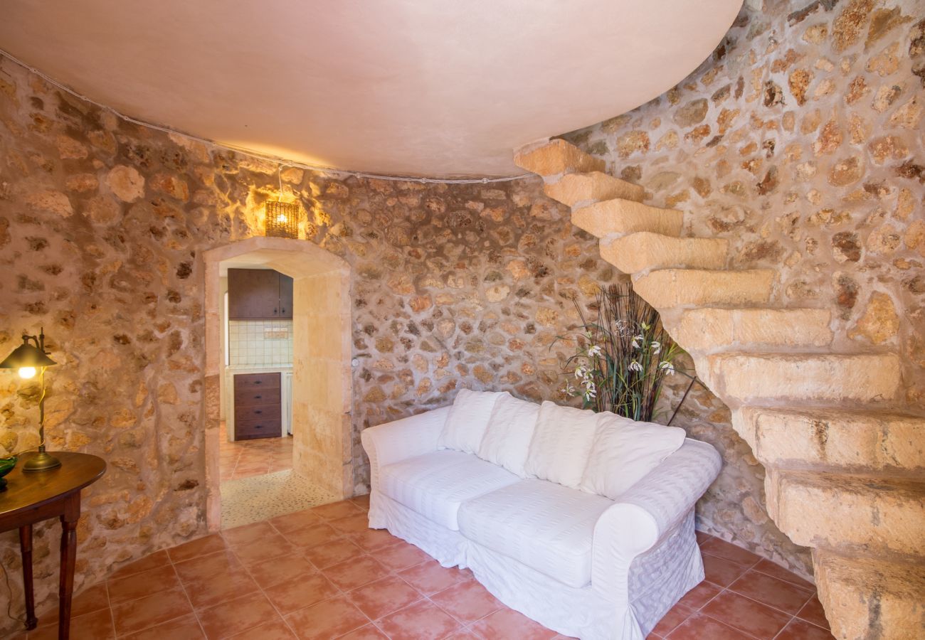 Rural house with pool for 15 people in Búger, Mallorca. 7 DBR, 5 BR (3 en suite), 1 Guest-WC, Wifi, sauna, pool, soccer field, golf course and idyllic outdoor area.