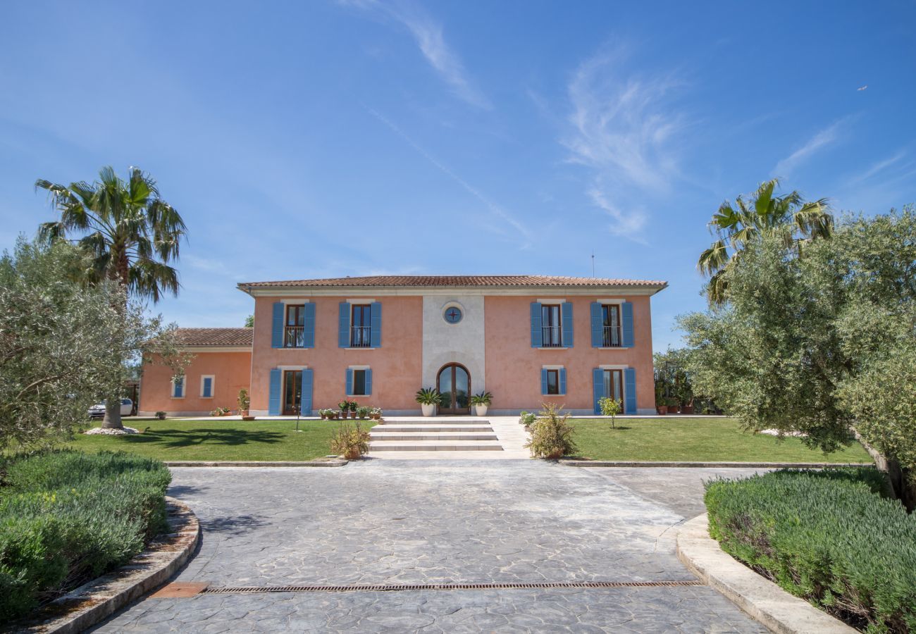 Villa with pool for 12 people in Sa Pobla, Mallorca 4 Double bedroom, 2 Single bedroom, 6 bathrooms, fitness room, pool, garden and BBQ, WIFI, view of the Tramuntana mountains
