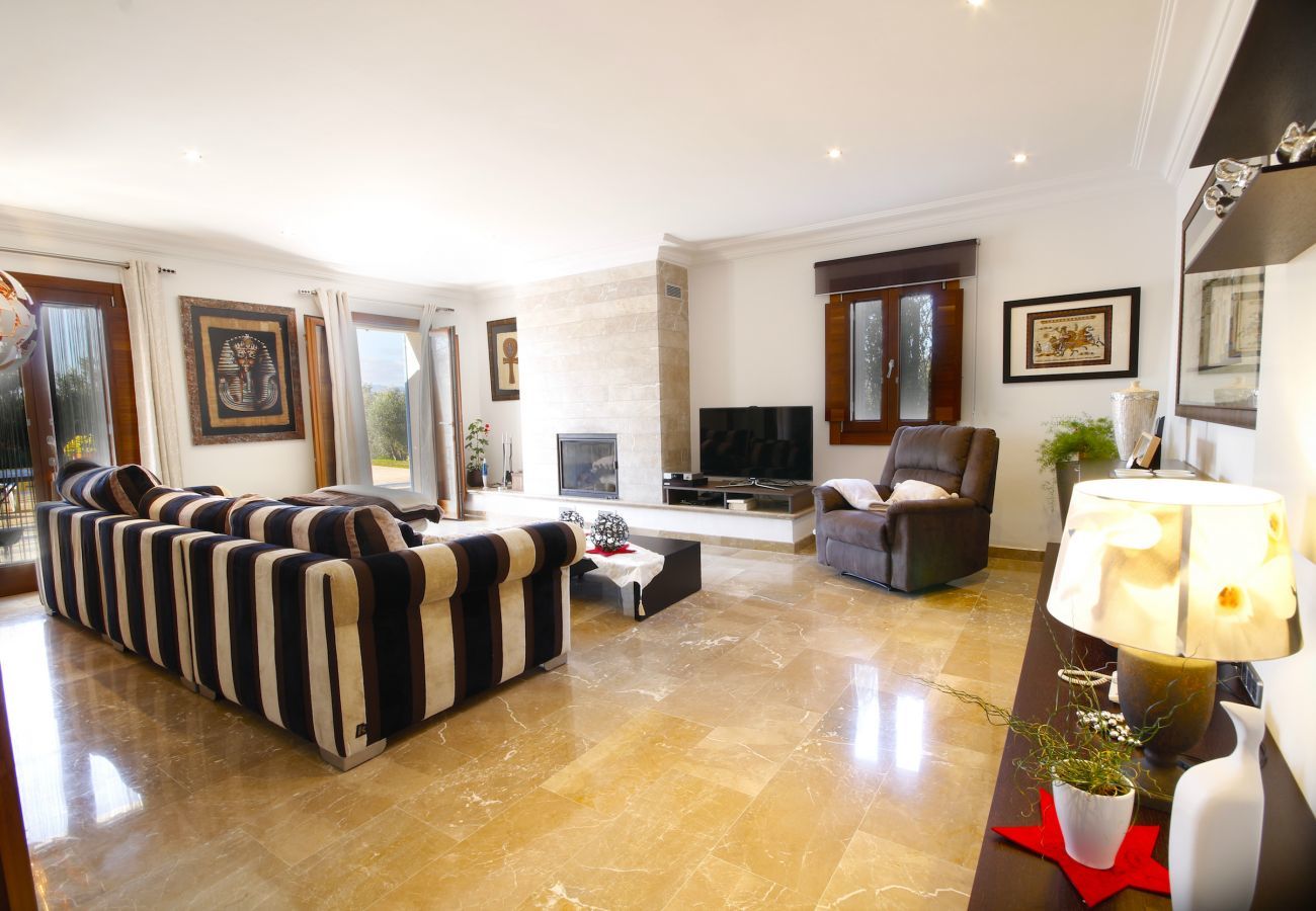 Villa with pool for 12 people in Sa Pobla, Mallorca 4 Double bedroom, 2 Single bedroom, 6 bathrooms, fitness room, pool, garden and BBQ, WIFI, view of the Tramuntana mountains