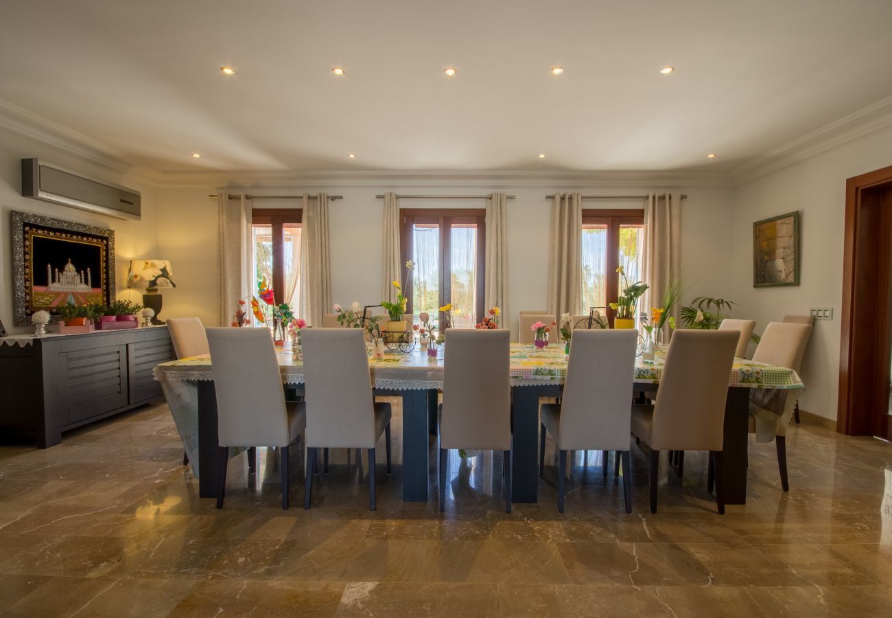 Villa with pool for 12 people in Sa Pobla, Mallorca 4 Double bedroom, 2 Single bedroom, 6 bathrooms, fitness room, pool, garden and BBQ, WIFI, view of the Tramuntana mountains