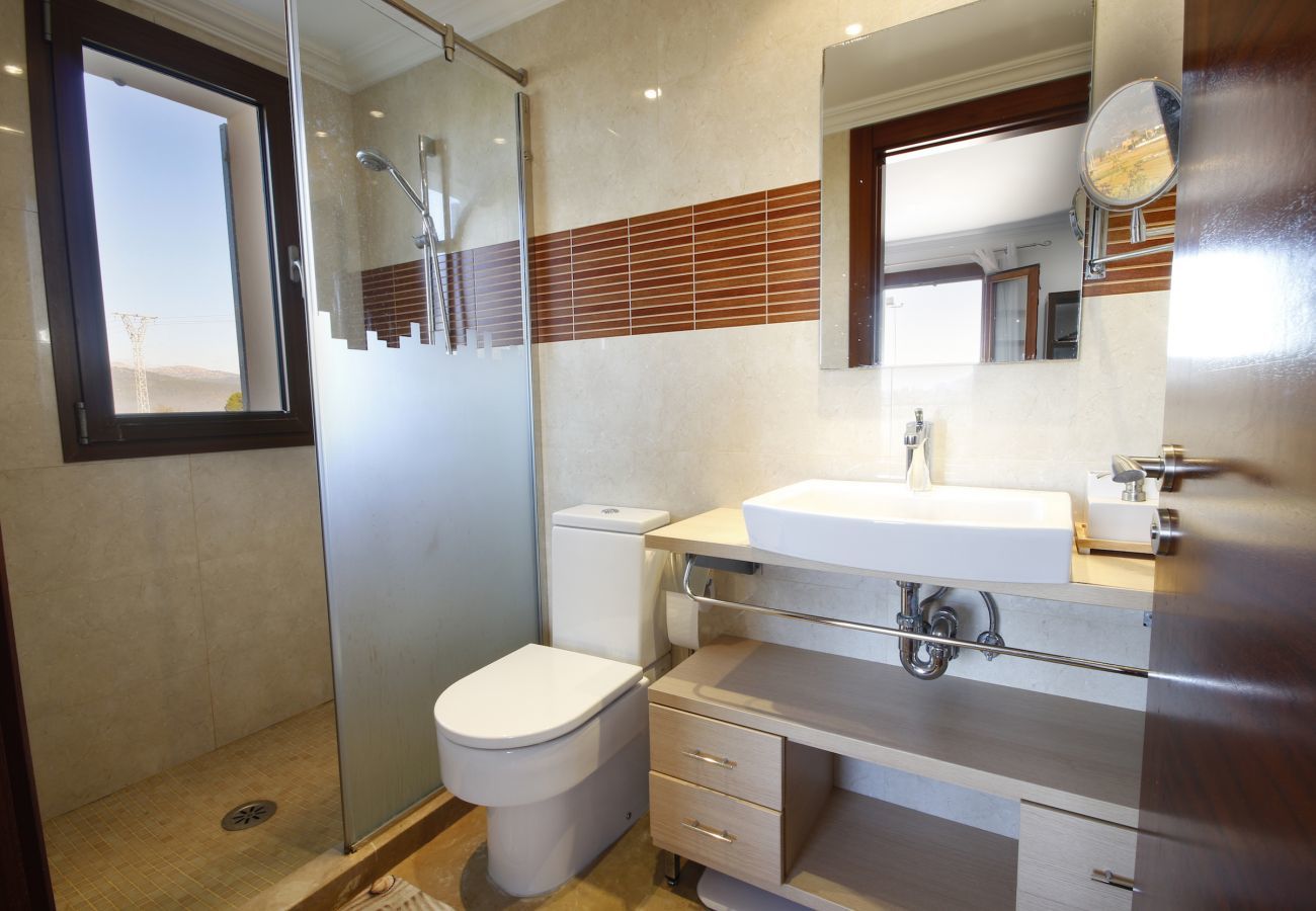 Villa with pool for 12 people in Sa Pobla, Mallorca 4 Double bedroom, 2 Single bedroom, 6 bathrooms, fitness room, pool, garden and BBQ, WIFI, view of the Tramuntana mountains