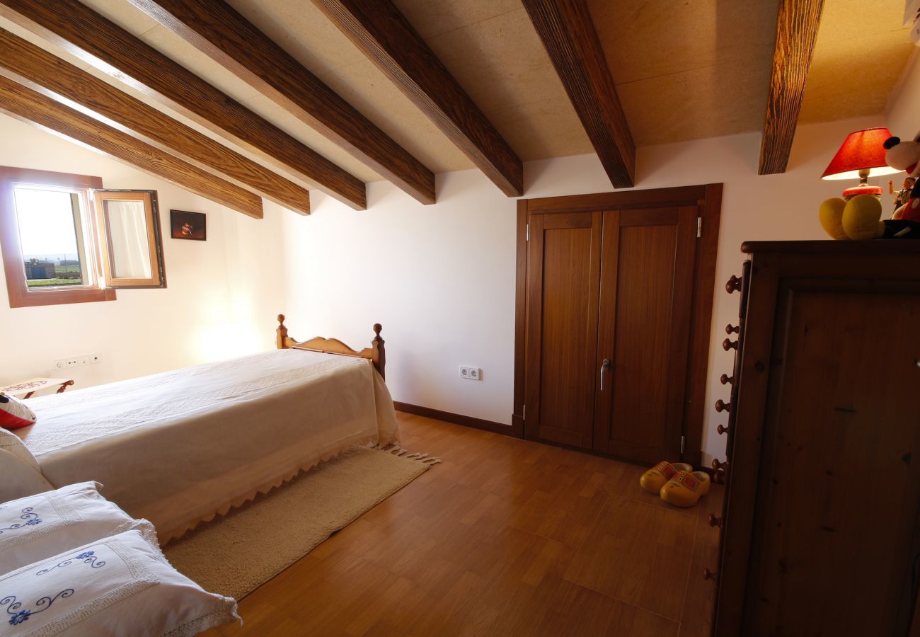 Villa with pool for 12 people in Sa Pobla, Mallorca 4 Double bedroom, 2 Single bedroom, 6 bathrooms, fitness room, pool, garden and BBQ, WIFI, view of the Tramuntana mountains