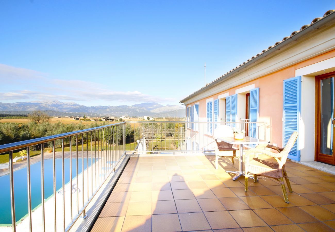 Villa with pool for 12 people in Sa Pobla, Mallorca 4 Double bedroom, 2 Single bedroom, 6 bathrooms, fitness room, pool, garden and BBQ, WIFI, view of the Tramuntana mountains