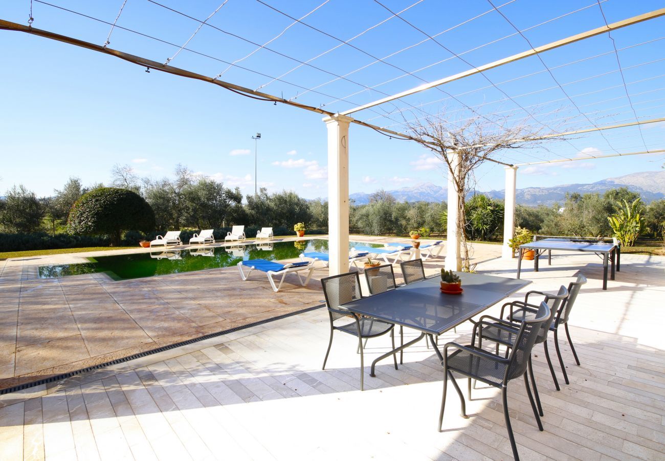 Villa with pool for 12 people in Sa Pobla, Mallorca 4 Double bedroom, 2 Single bedroom, 6 bathrooms, fitness room, pool, garden and BBQ, WIFI, view of the Tramuntana mountains