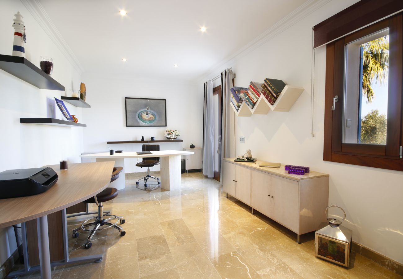Villa with pool for 12 people in Sa Pobla, Mallorca 4 Double bedroom, 2 Single bedroom, 6 bathrooms, fitness room, pool, garden and BBQ, WIFI, view of the Tramuntana mountains