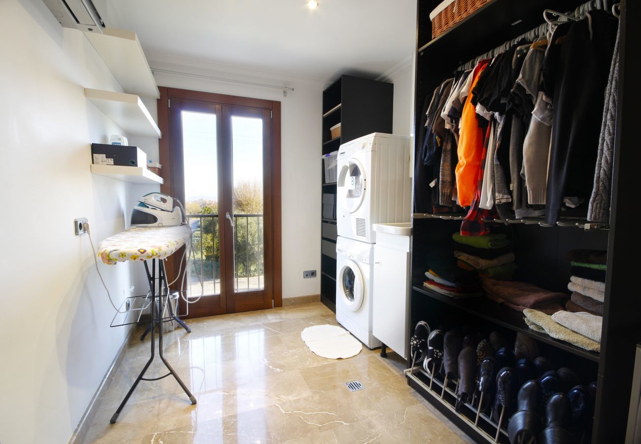 Villa with pool for 12 people in Sa Pobla, Mallorca 4 Double bedroom, 2 Single bedroom, 6 bathrooms, fitness room, pool, garden and BBQ, WIFI, view of the Tramuntana mountains