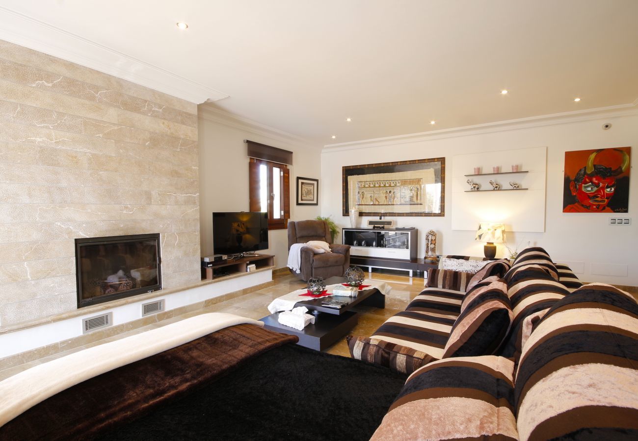 Villa with pool for 12 people in Sa Pobla, Mallorca 4 Double bedroom, 2 Single bedroom, 6 bathrooms, fitness room, pool, garden and BBQ, WIFI, view of the Tramuntana mountains