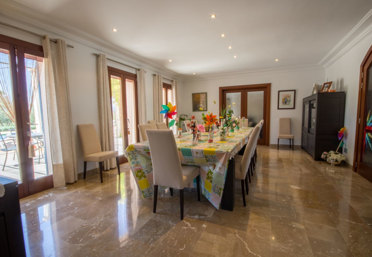 Villa with pool for 12 people in Sa Pobla, Mallorca 4 Double bedroom, 2 Single bedroom, 6 bathrooms, fitness room, pool, garden and BBQ, WIFI, view of the Tramuntana mountains