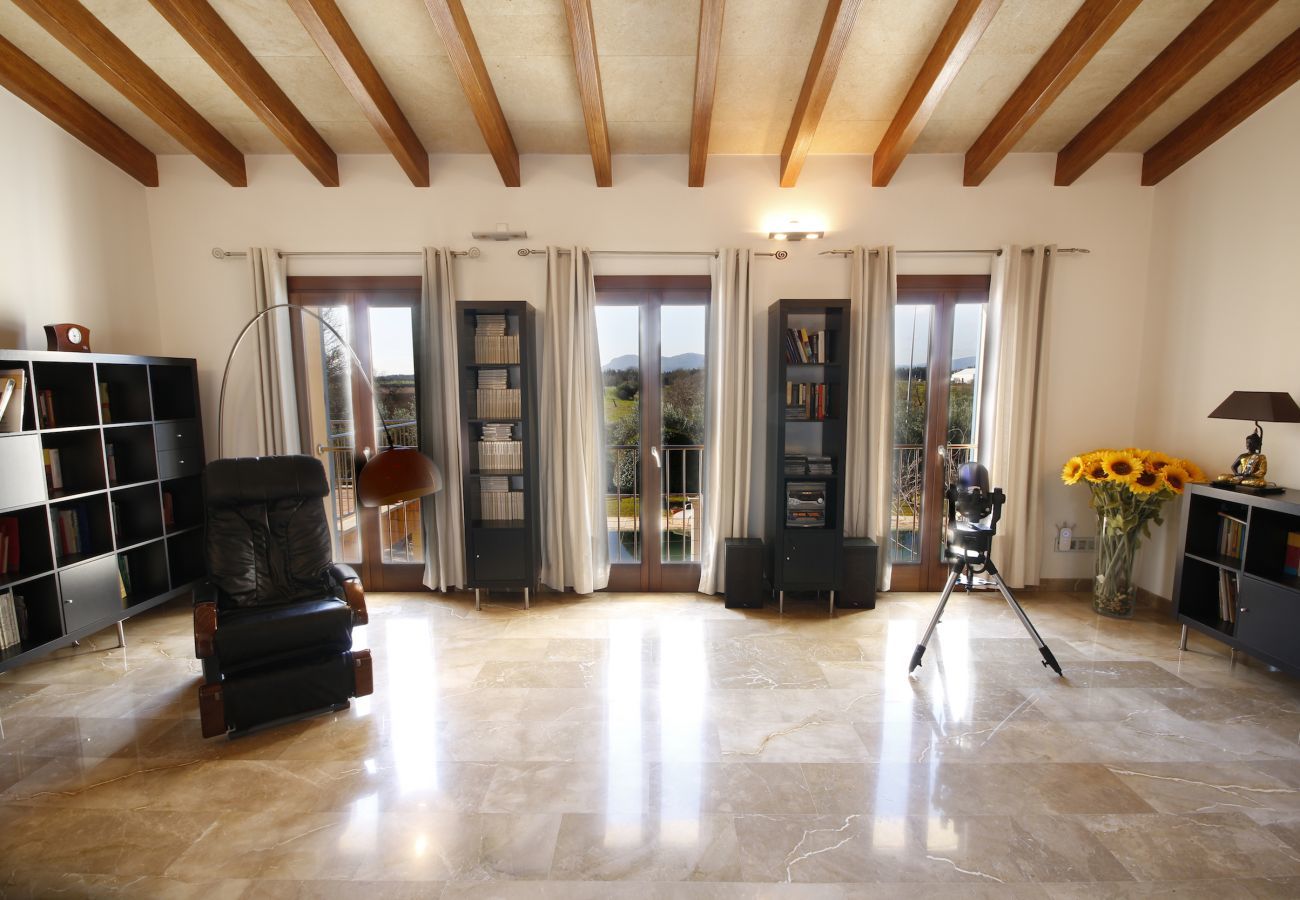 Villa with pool for 12 people in Sa Pobla, Mallorca 4 Double bedroom, 2 Single bedroom, 6 bathrooms, fitness room, pool, garden and BBQ, WIFI, view of the Tramuntana mountains
