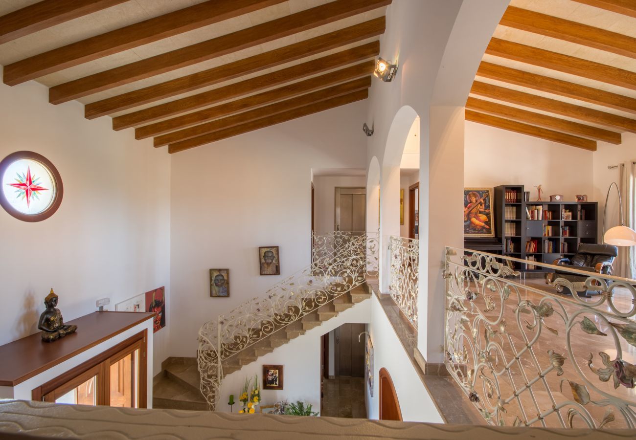 Villa with pool for 12 people in Sa Pobla, Mallorca 4 Double bedroom, 2 Single bedroom, 6 bathrooms, fitness room, pool, garden and BBQ, WIFI, view of the Tramuntana mountains