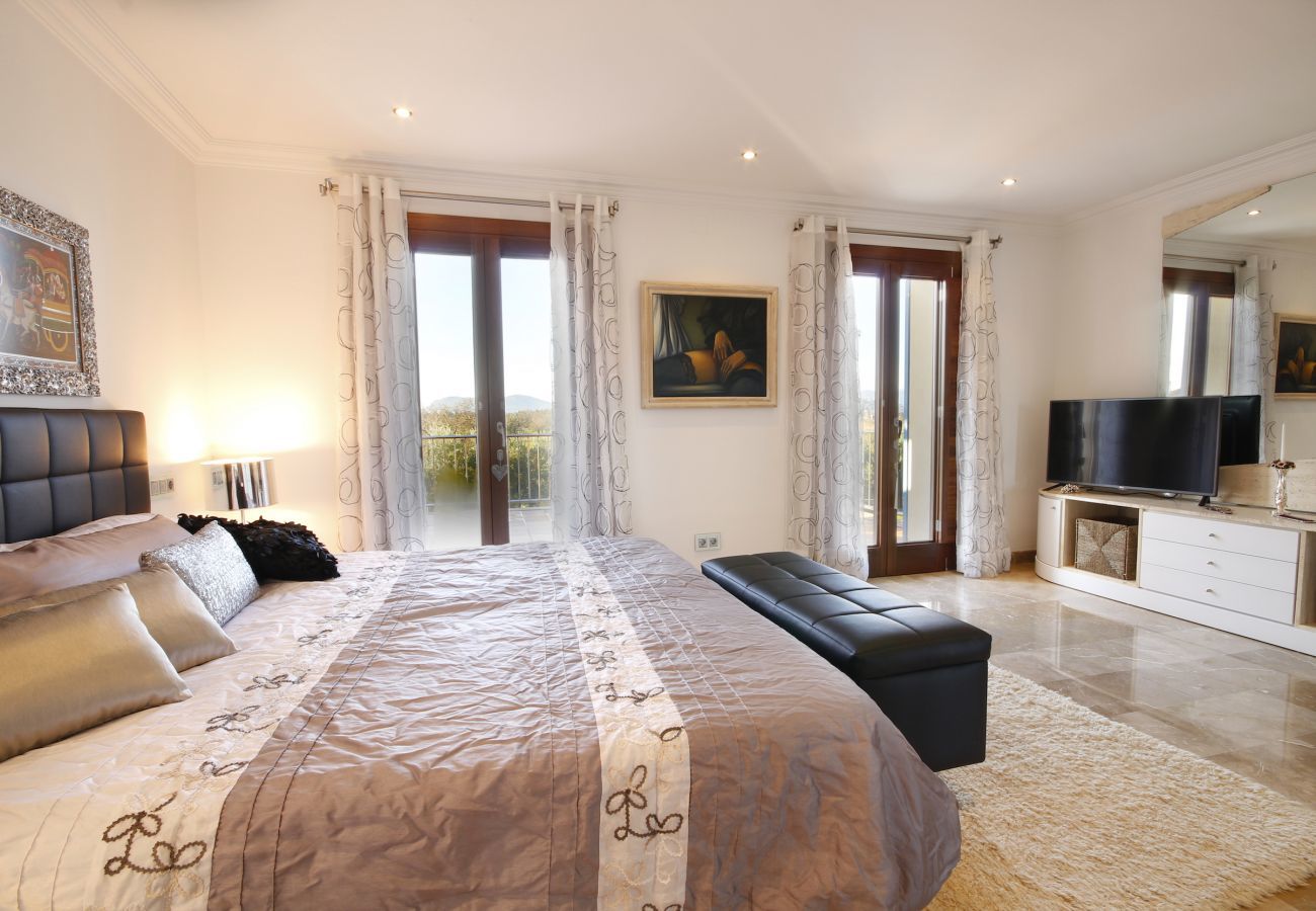 Villa with pool for 12 people in Sa Pobla, Mallorca 4 Double bedroom, 2 Single bedroom, 6 bathrooms, fitness room, pool, garden and BBQ, WIFI, view of the Tramuntana mountains
