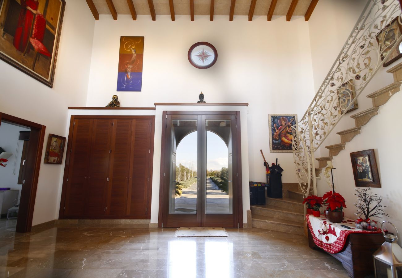 Villa with pool for 12 people in Sa Pobla, Mallorca 4 Double bedroom, 2 Single bedroom, 6 bathrooms, fitness room, pool, garden and BBQ, WIFI, view of the Tramuntana mountains