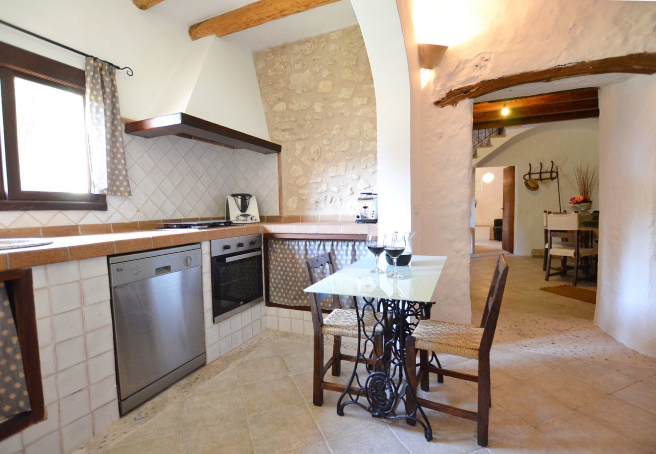5 double bedrooms, 3 bathrooms, Wifi-Internet, air conditioning, Nice garden with pool and barbecue.