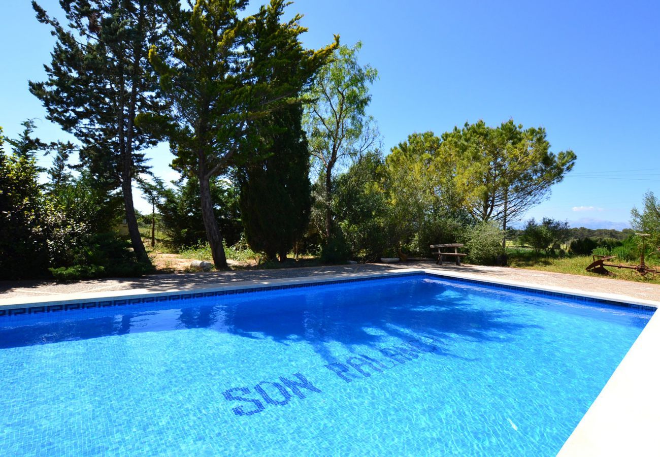 5 double bedrooms, 3 bathrooms, Wifi-Internet, air conditioning, Nice garden with pool and barbecue.