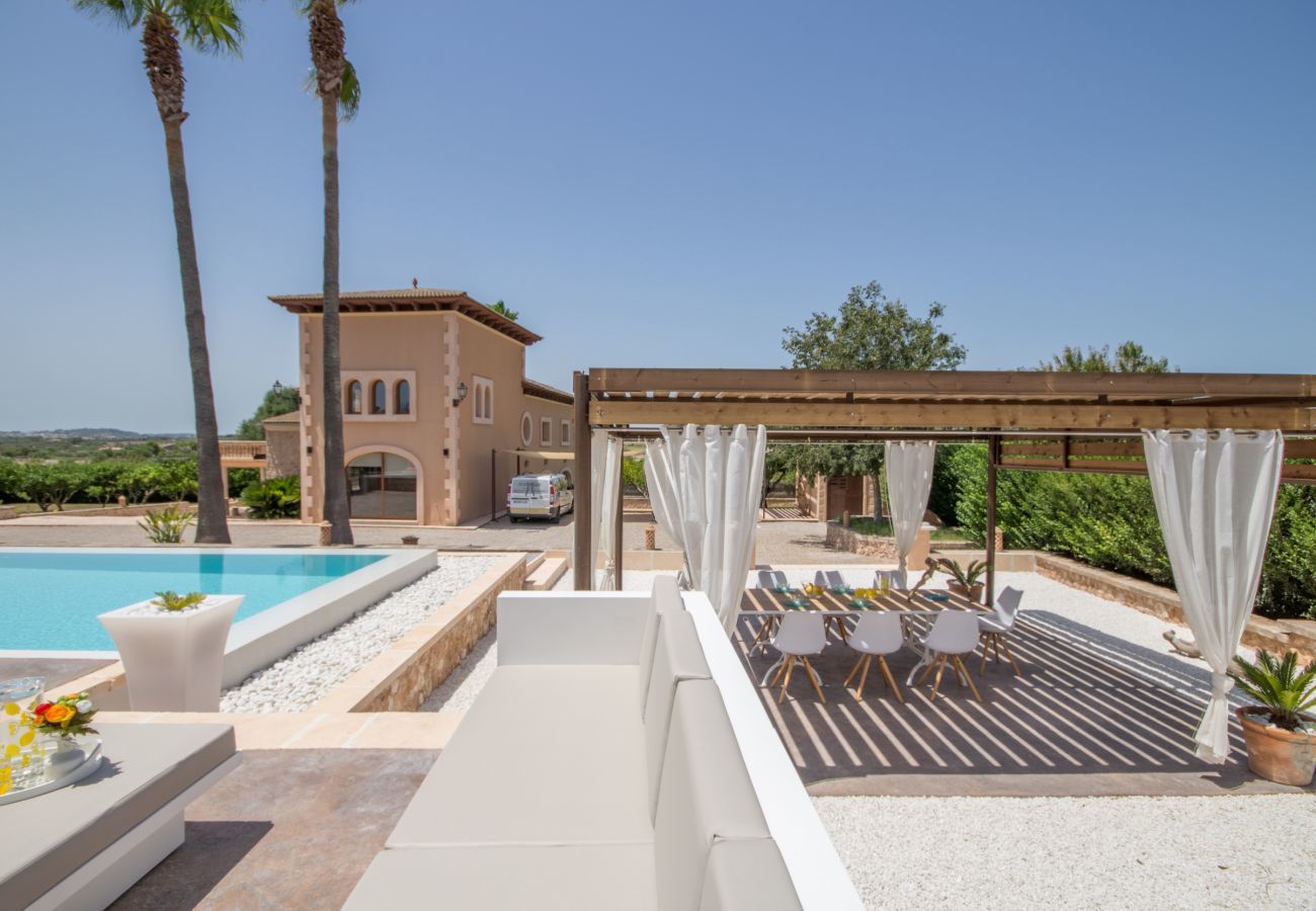 Villa with pool for 8 people in Santa Margalida, Mallorca. 4 DBR, 3 BR, 1 Outdoor bathroom, AC, Wifi, Home cinema, pool with music system, fitness room, Table Tennis, billiards...