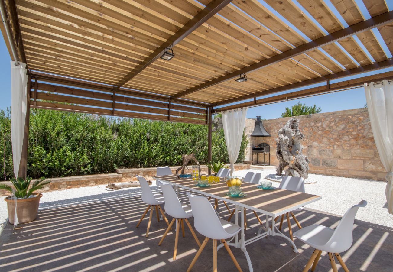 Villa with pool for 8 people in Santa Margalida, Mallorca. 4 DBR, 3 BR, 1 Outdoor bathroom, AC, Wifi, Home cinema, pool with music system, fitness room, Table Tennis, billiards...