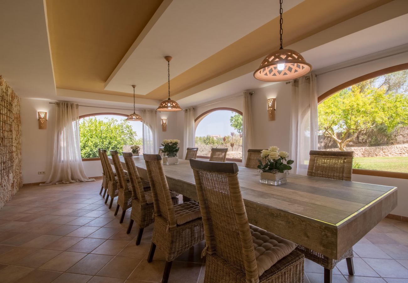 Villa with pool for 8 people in Santa Margalida, Mallorca. 4 DBR, 3 BR, 1 Outdoor bathroom, AC, Wifi, Home cinema, pool with music system, fitness room, Table Tennis, billiards...