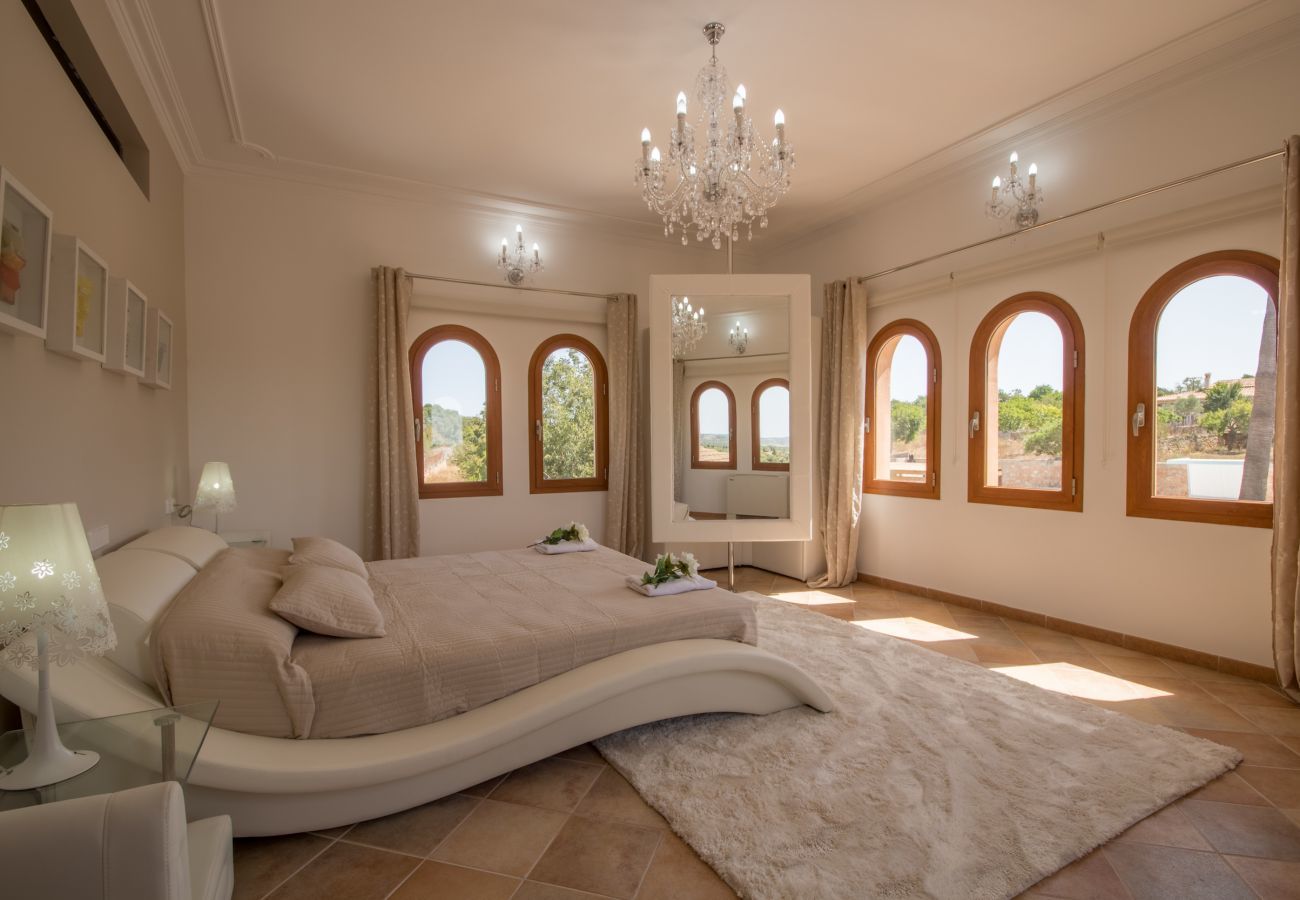 Villa with pool for 8 people in Santa Margalida, Mallorca. 4 DBR, 3 BR, 1 Outdoor bathroom, AC, Wifi, Home cinema, pool with music system, fitness room, Table Tennis, billiards...