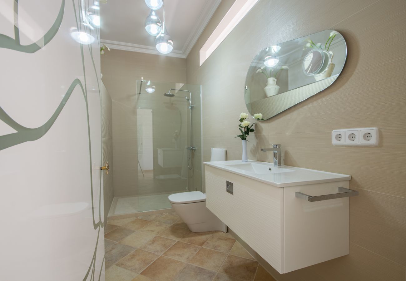 Villa with pool for 8 people in Santa Margalida, Mallorca. 4 DBR, 3 BR, 1 Outdoor bathroom, AC, Wifi, Home cinema, pool with music system, fitness room, Table Tennis, billiards...