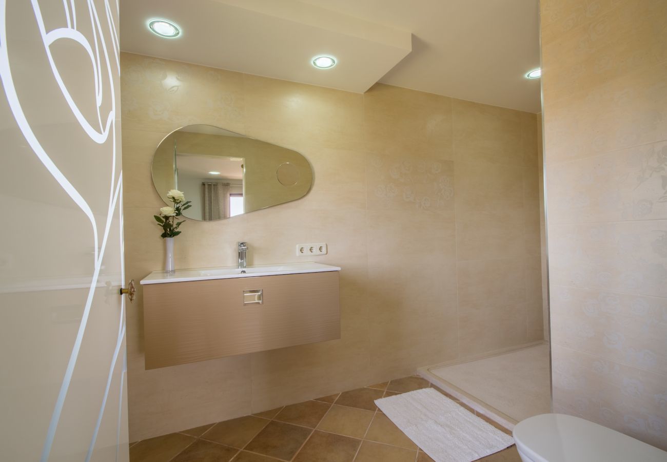 Villa with pool for 8 people in Santa Margalida, Mallorca. 4 DBR, 3 BR, 1 Outdoor bathroom, AC, Wifi, Home cinema, pool with music system, fitness room, Table Tennis, billiards...