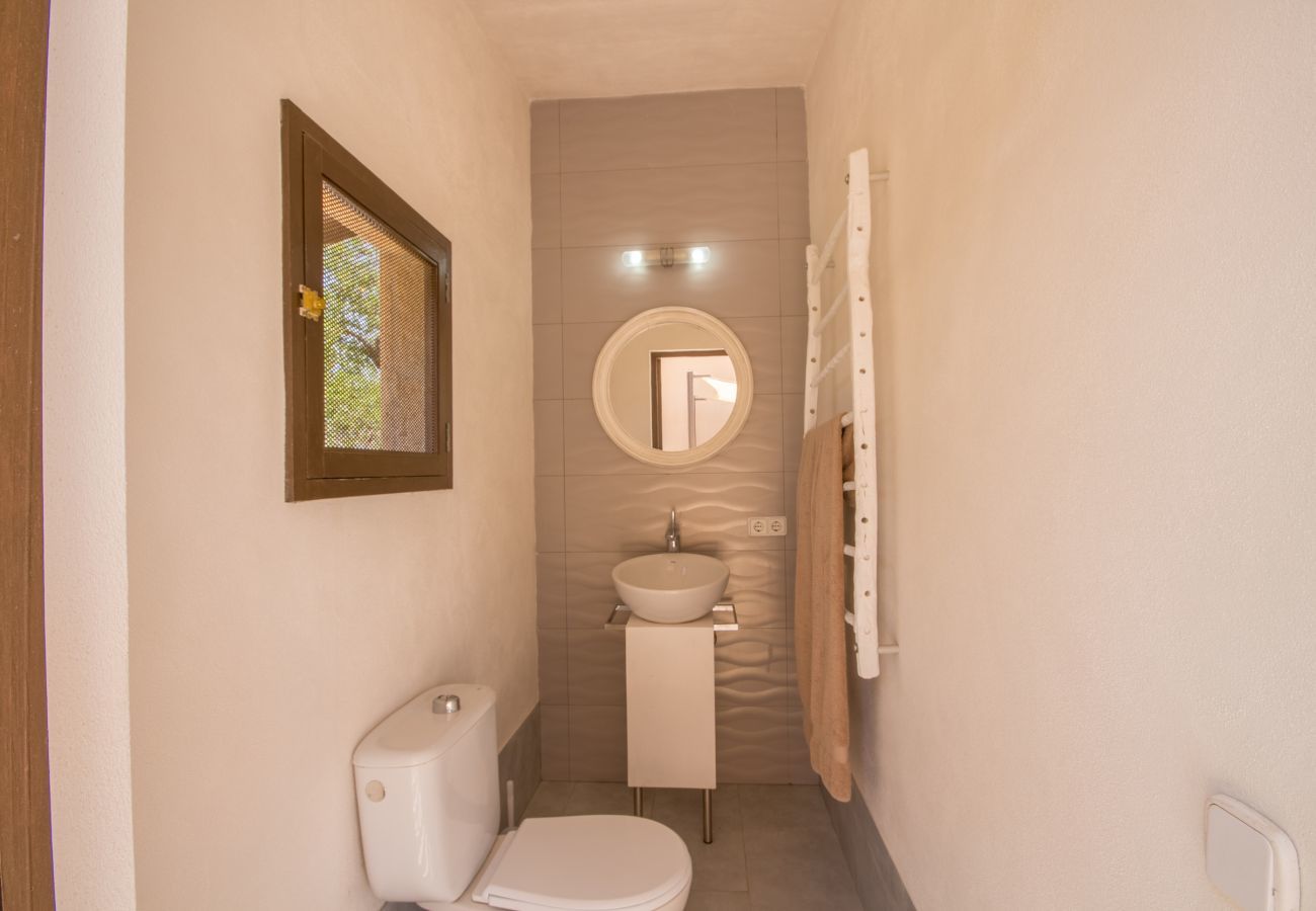 Villa with pool for 8 people in Santa Margalida, Mallorca. 4 DBR, 3 BR, 1 Outdoor bathroom, AC, Wifi, Home cinema, pool with music system, fitness room, Table Tennis, billiards...