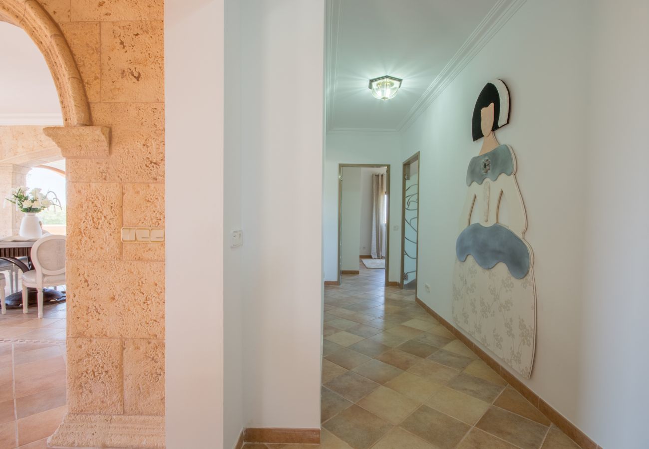 Villa with pool for 8 people in Santa Margalida, Mallorca. 4 DBR, 3 BR, 1 Outdoor bathroom, AC, Wifi, Home cinema, pool with music system, fitness room, Table Tennis, billiards...