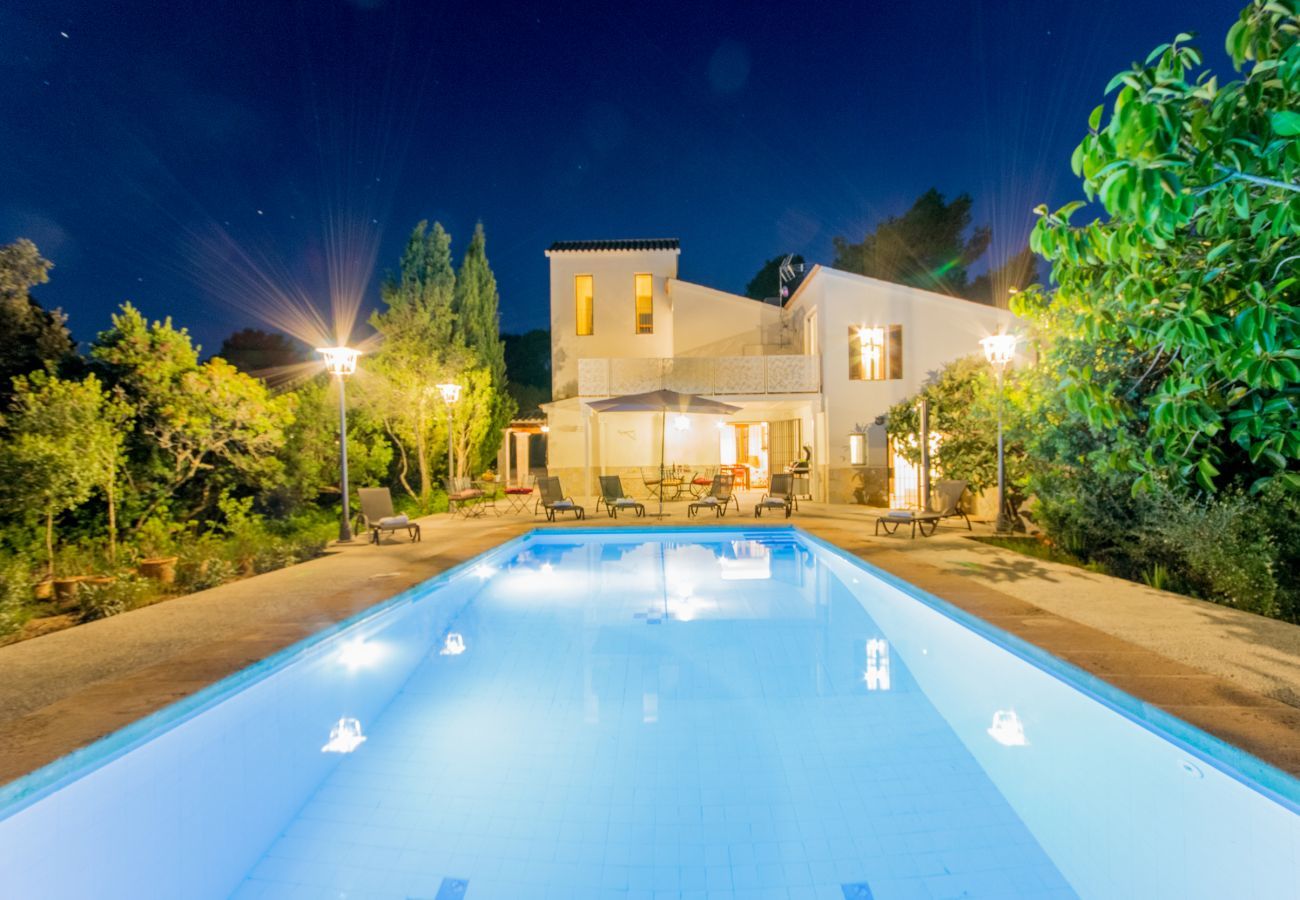 ECO finca with pool for 8 people in Petra, Mallorca. 4DBR, 5BR (4 en suite), AC, gratis Wifi-Internet, large pool, BBQ and beautiful outdoor area with stunning views